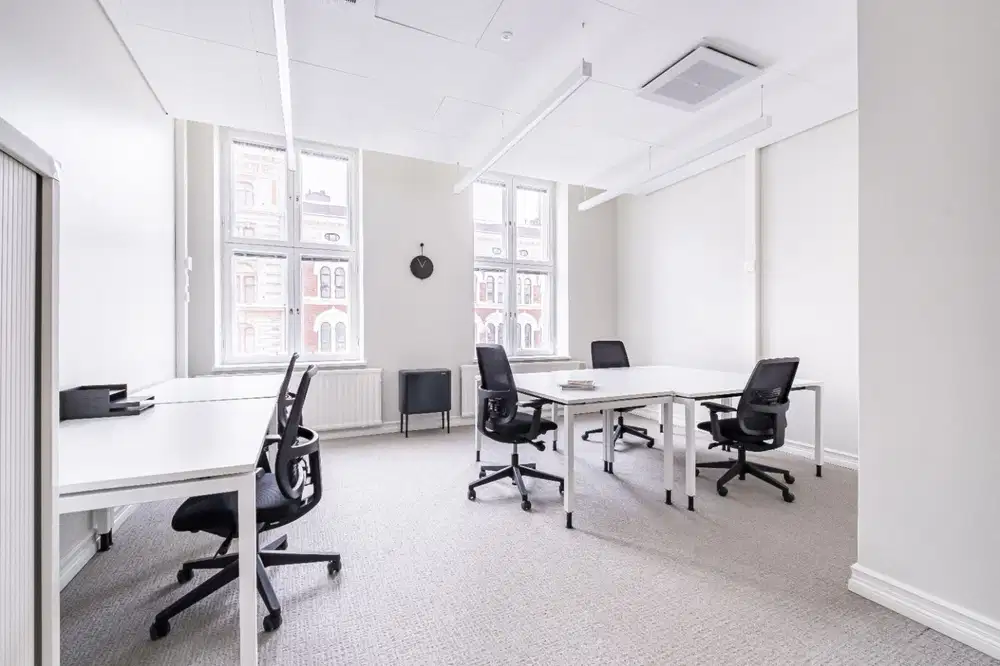 Pindah ke ruang kantor terbuka siap pakai untuk 15 orang di HQ Mega Office Park