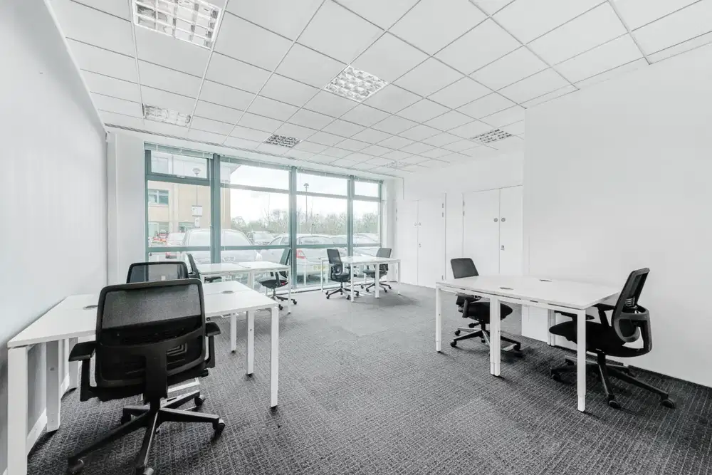 Ruang kantor pribadi berlayanan lengkap untuk Anda dan tim di Regus Kensington Tower
