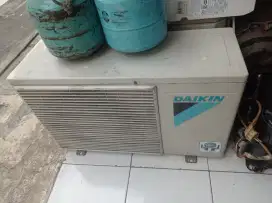 Outdoor ac daikin 1/2pk ori garansi