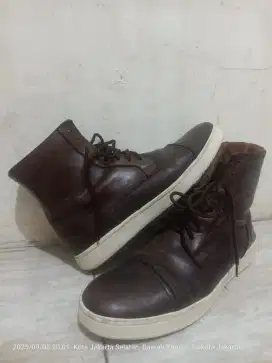 Di jual sepatu kulit merek ZARA