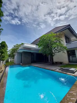 Rumah Mewah Kebayoran Baru Halaman Luas Area Tenang Depan Taman
