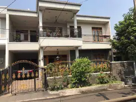 Dijual Rumah 2 Lantai Luas Semi Furnished SHM di Pamulang