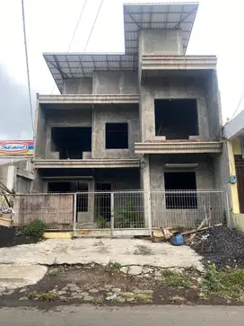 Rumah Mewah 2 Lantai Dekat Araya