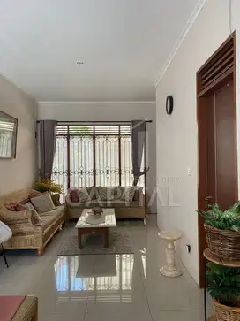 RUMAH NYAMAN 3 LANTAI SIAP HUNI SEMI FURNISHED SAYAP GEGERKALONG