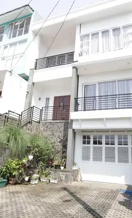 Dijual Rumah Di Lembang Bandung Barat 2 Lantai 5 Kamar Tidur Mewah