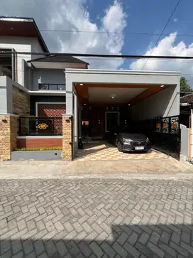 RUMAH BARU MODERN DENGAN TANAH LUAS DAN TATA RUANG LEGA DI WEDOMARTANI