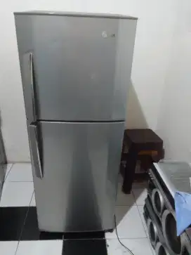 Kulkas.LG 2 pintu d jamin siap pakai mesin msh ori