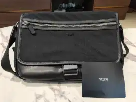 TUMI Durant Messenger Bag Black Like new Preloved
