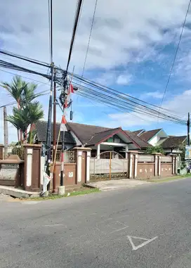 Rumah Hook Luas Tepi Jalan Aspal dekat Kampus UKRIM