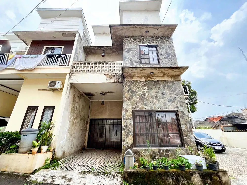 Rumah Hook 2 Lantai di Jagakarsa 6 Menit ke Stasiun Siap Huni J-23072