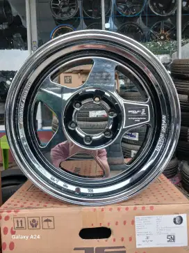 Velg bradley Takumi ring 18x9 6x139,7 ET 0 black chrome. Fortuner