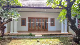 Rumah Lama dengan Pencahayaan Alami di Lokasi Premium Wijaya
