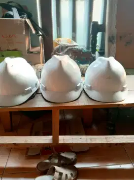 Helm bekas proyek masih layak