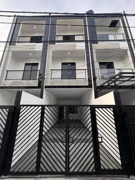 Rumah siap huni 3 lantai  Kebon Jeruk, Jakarta Barat