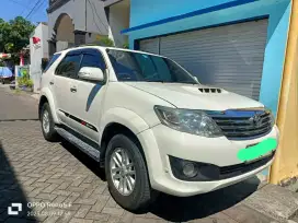 MOBIl Fortuner putih bahan bakar solar