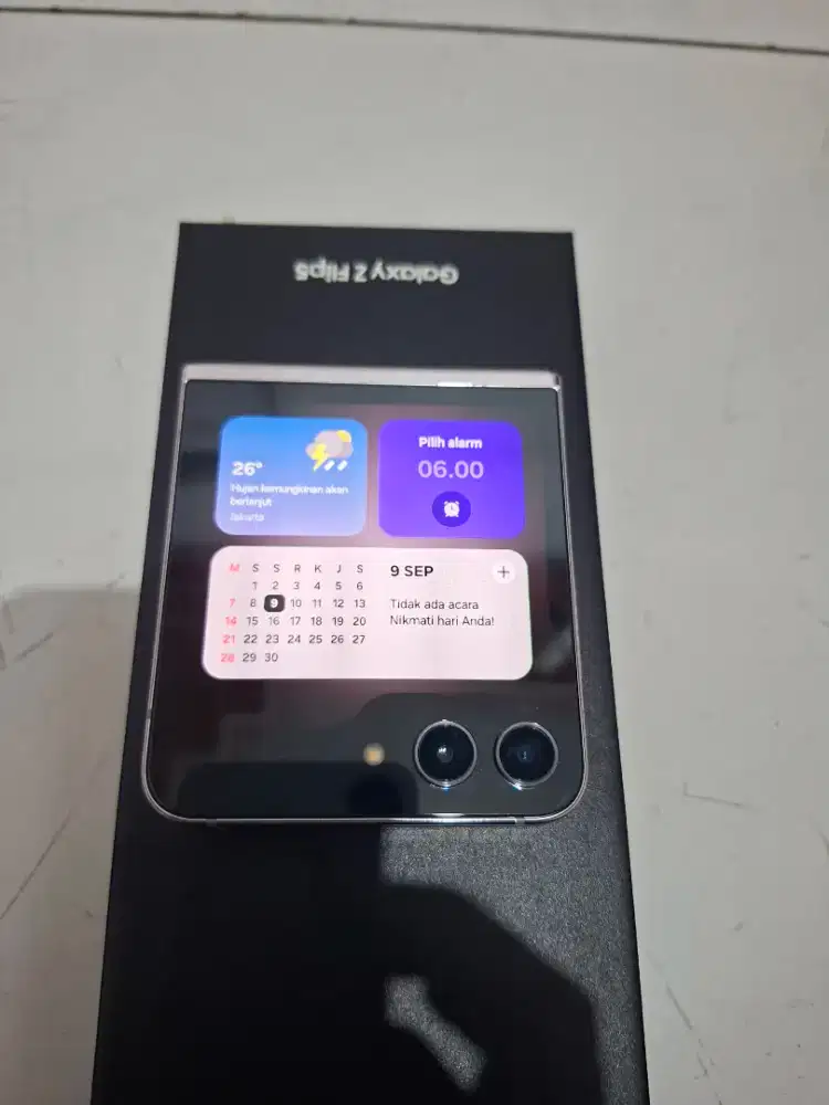 Samsung Galaxy Z Flip 5 Like New 8/256
