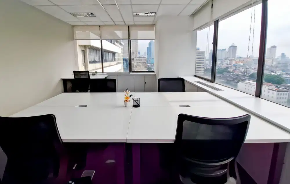 Ruang kantor pribadi berlayanan lengkap untuk Anda dan tim di HQ Menara Cakrawala