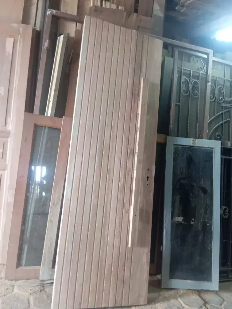Pintu minimalis klasiknya ready dari kayu bekas meranti oven