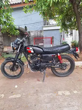 Kawasaki W175 TR Hitam