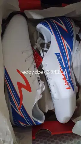 sepatu bola specs ls 20