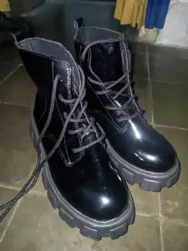 Dijual Sepatu Boots Wanita Ukuran 39