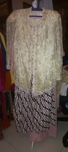 1 stel kebaya brukat premium roknya katun