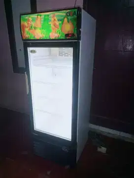 dijual showcase merk gea 4 rak normal dingin SIAP PAKAI