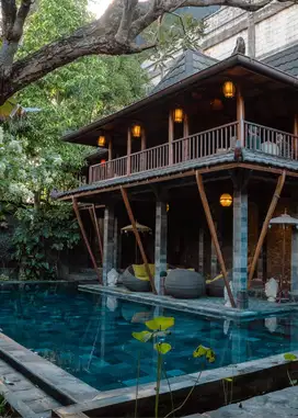 Villa Mewah dengan Sentuhan Etnik di Tengah Kota