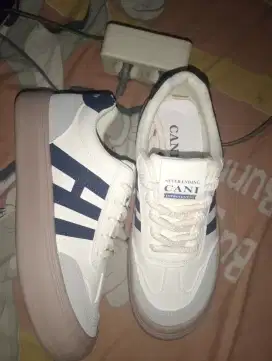 sepatu baru beli , dijual karna kekecilan