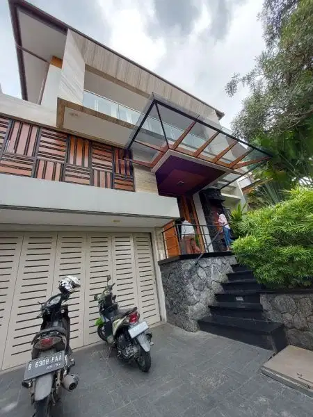 Rumah Mewah Strategis Di Pondok Indah