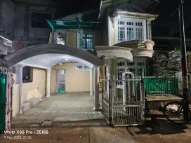Di sewa kan rumah dua lantai 5 kamar tidur 2 kamar mandi kelapa gading