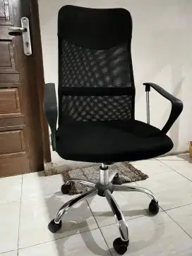 Dijual murah kursi kantor ergonomis, kondisi bagus, baja hidrolik