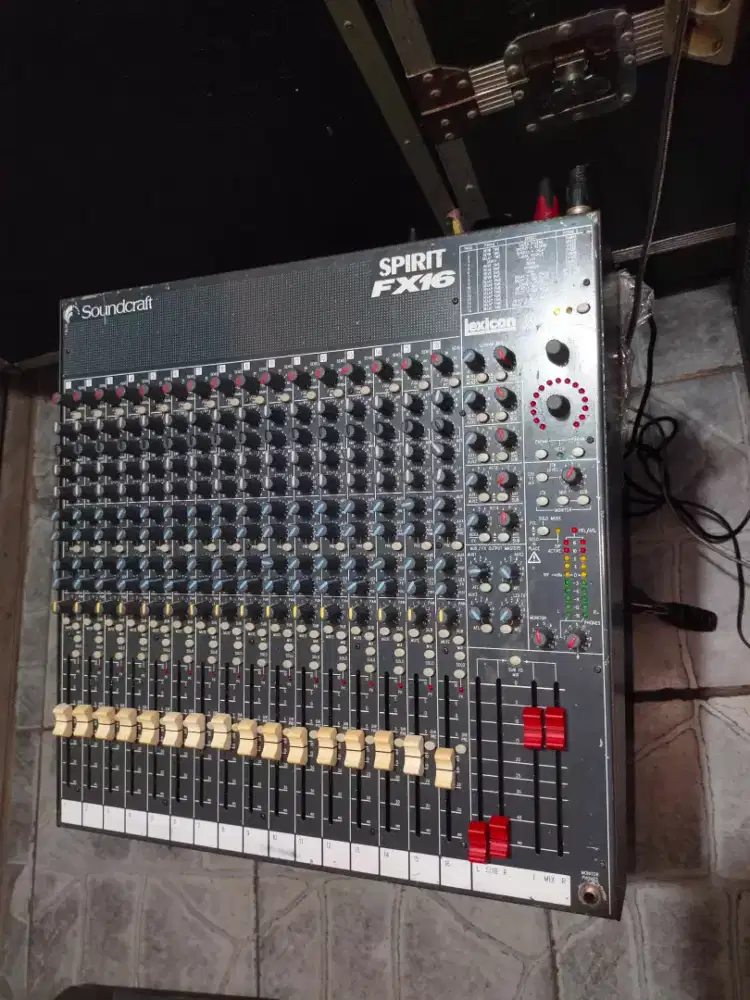 Soundcraft spirit FX16