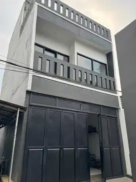 Rumah 3 lantai like new