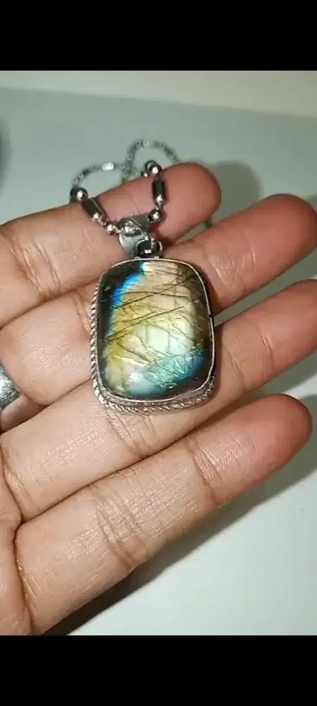 LIONTIN BATU LABRADOR