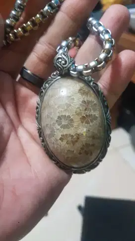 liontin jawara teratai susu dan bandul asem