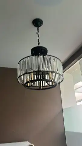 Lampu kristal baru beli dan ruangan di perbedar