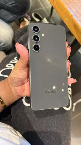 Samsung 24 fe Like new