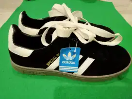 Sepatu adinda spezial