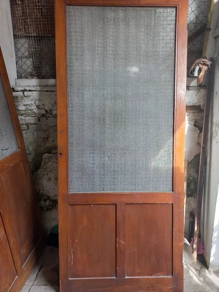 Pintu rumah jati
