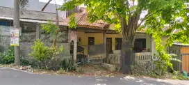 Rumah pawiyatan luhur nempel jalan utama