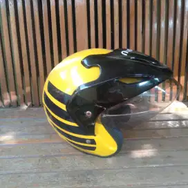 Helm dan jaket Maxim