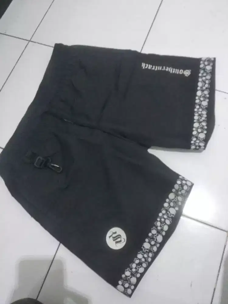 Celana pendek baru