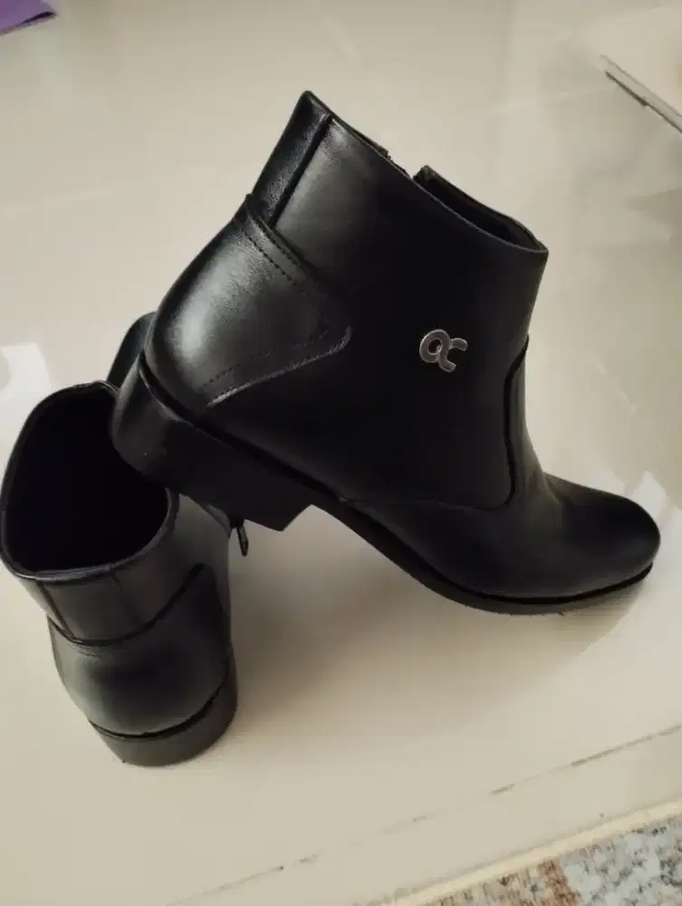 Sepatu kulit pantopel.