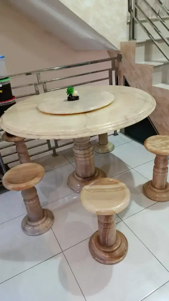 Meja makan onyx