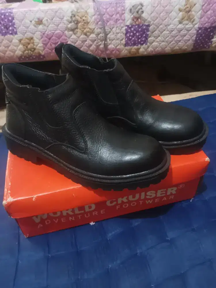 Sepatu kulit pria