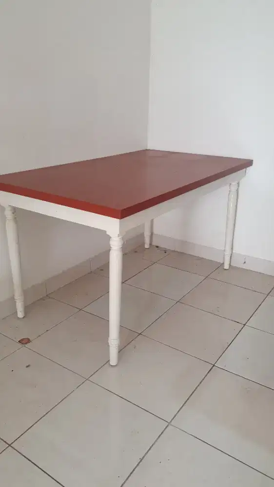 Meja makan bekas