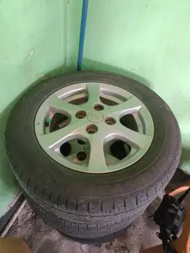 Menjual Velg dan Ban bekas Mobil Ayla