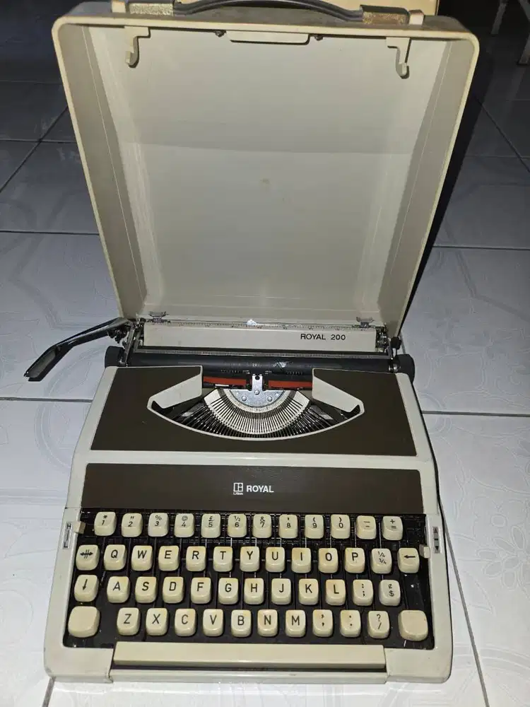 MESIN KETIK ROYAL. KUALITAS BAGUS HARGA MIRINIG