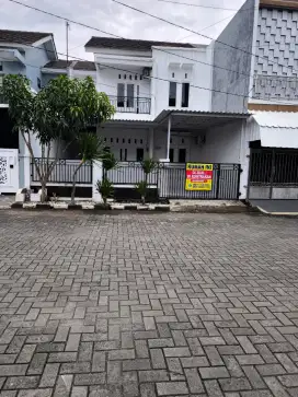 Dijual atau Disewakan Rumah di Jalan Utama Row Lebar.